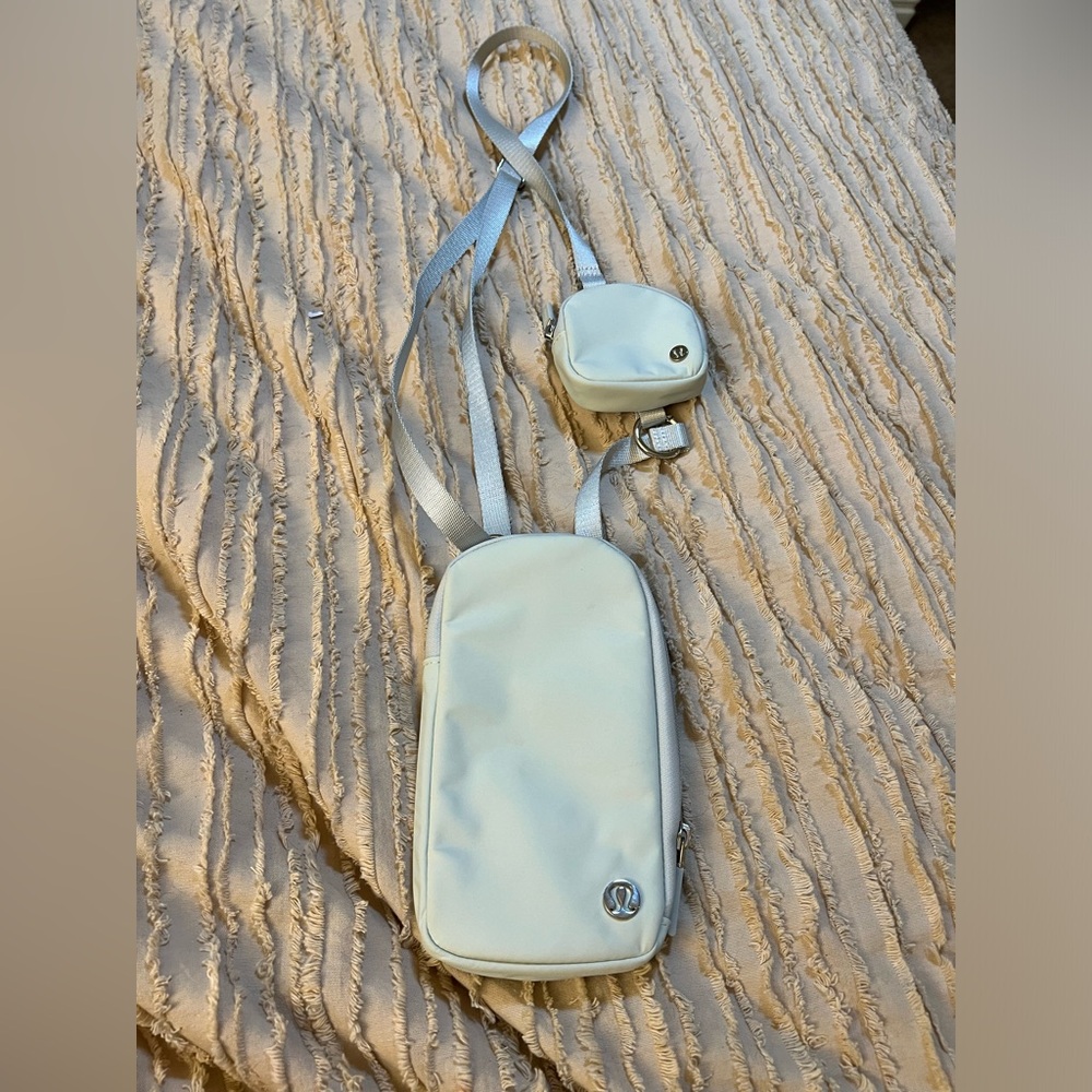 Authentic LuLu Lemon crossbody . Excellent condition. Mint color .
